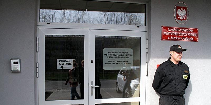 Przed wejściem do nowej strażnicy PSP w Sokołowie Podlaskim. Fot. JP - fot. 
