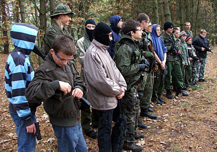 Uczestnicy I Otwartych Harcerskich Mistrzostw w Strzelaniu na zbiórce przed rozpoczęciem gry ASG w lesie koło Mińska Mazowieckiego. - fot. 