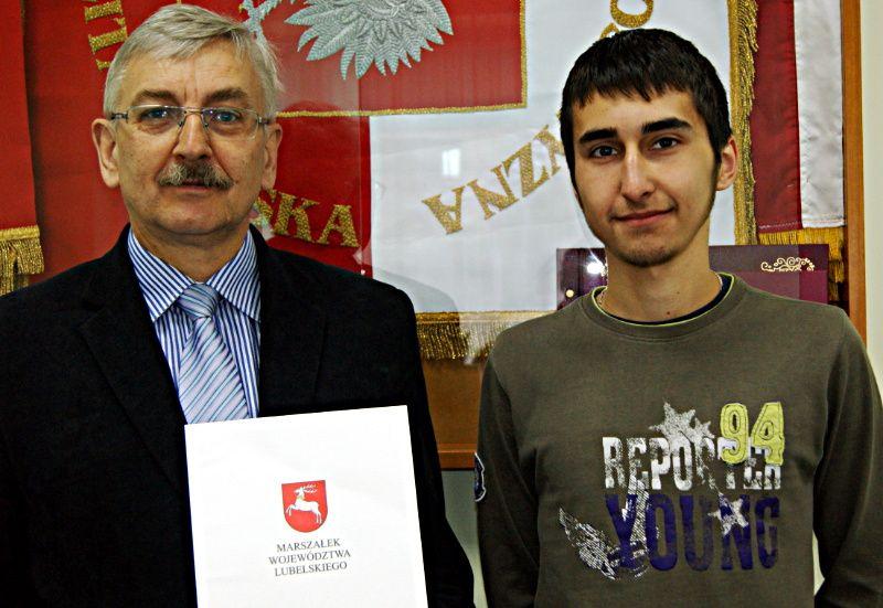 Radosław Jóźwik (z prawej), stypendysta marszałka, w towarzystwie Marka Kosińskiego, dyrektora Gimnazjum nr 2 w Łukowie. Fot. Arch. Gimn. nr 2 - fot. 