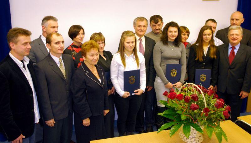 Tegoroczni stypendyści z wychowawcami, trenerami i nauczycielami, w towarzystwie przedstawicieli władz gminy Łuków. Fot. Arch. UG Łuków - fot. 