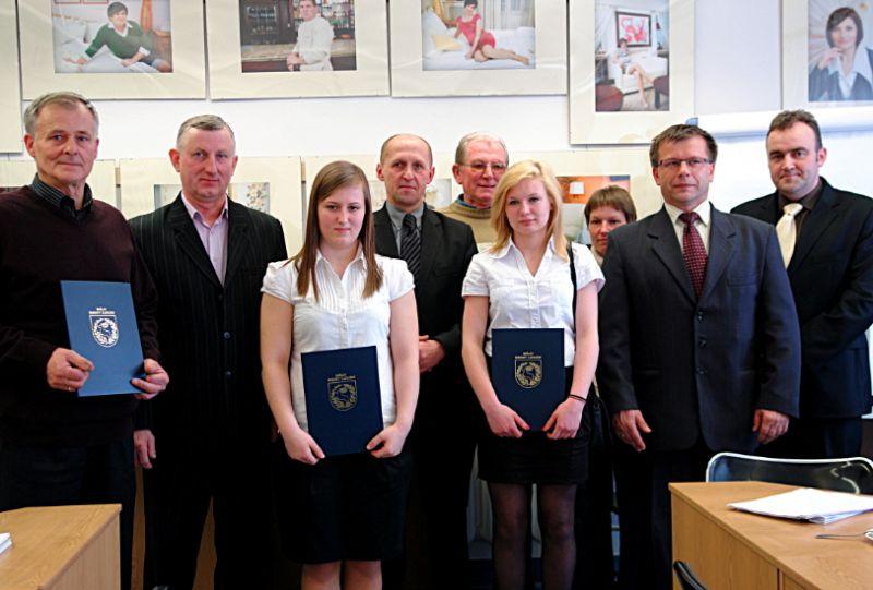Stypendystki podczas uroczystego spotkania z wójtem gminy Łuków - Mariuszem Osiakiem (pomiędzy wyróżnionymi), przewodniczącym Rady Gminy - Tadeuszem Federczykiem (pierwszy z prawej), radnymi, trenerami i rodzicami. Fot. Arch. UG Łuków - fot. 