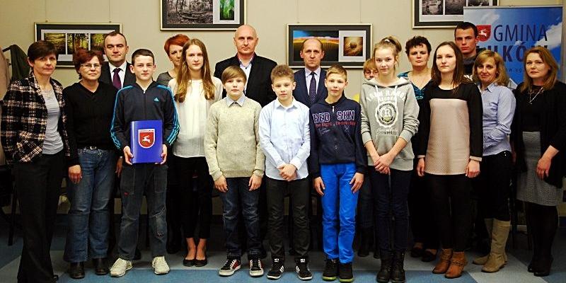 Młodzi ludzie sukcesu wraz ze swymi nauczycielami, trenerami i rodzicami. Pierwszy z lewej w drugim rzędzie przewodniczący Rady Gminy - Tadeusz Federczyk, trzeci w drugim rzędzie - dyrektor GZO Bogdan Wiącek, a czwarty - wójt Mariusz Osiak. Fot. Fot. Seba - fot. 