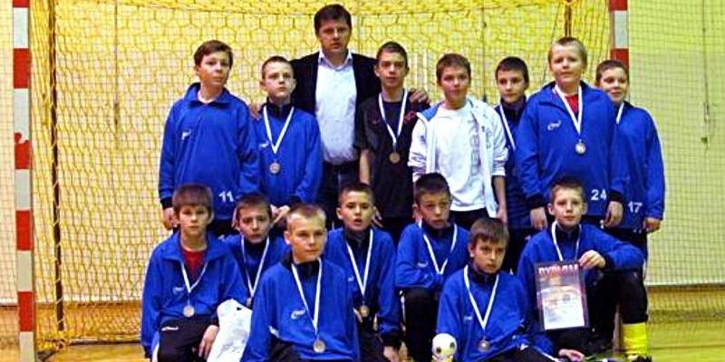 Zdobywcy III miejsca na Ogólnopolskim Halowym Turnieju Piłki Nożnej - drużyna „AMPlusa Łuków” z patronem imprezy, posłem Cezarym Kucharskim. „AMPlus” na turnieju wystąpił w składzie: C. Miszta, A. Miszta, M. Królik, Sz. Łukasiewicz, K. Pioruński, D. Cienk - fot. 