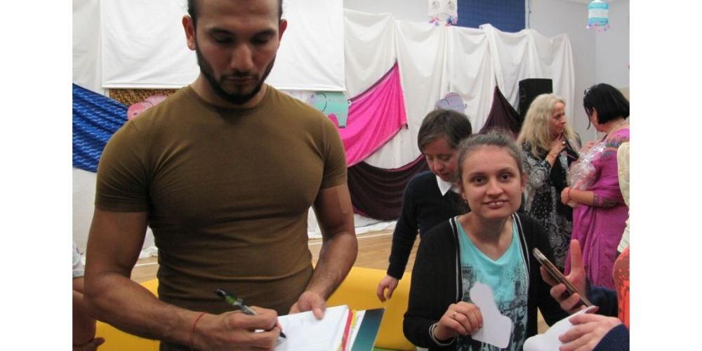 Na pierwszym planie na zdjęciu Sunny Singh i Karolina. Tancerz bardzo szybko nawiązał kontakt z dziećmi i młodzieżą. Fot. A. Abramowicz-Oleszczuk