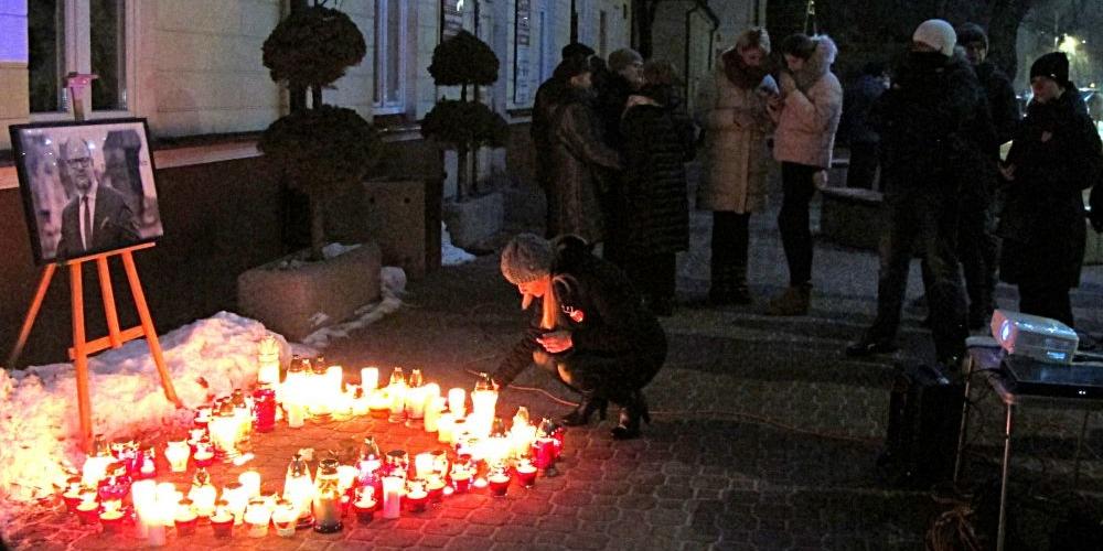 Łukowskie serce ze zniczy dla Pawła Adamowicza. Fot. PGL