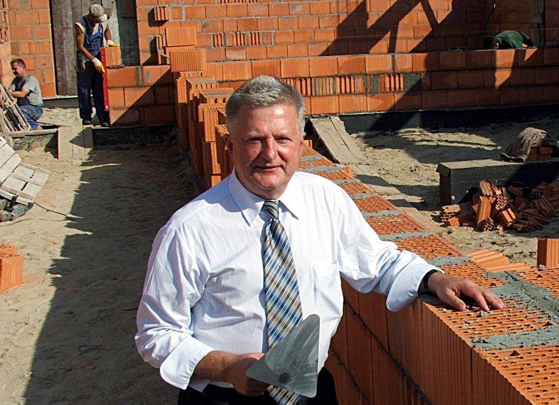 – Budujemy salę gimnastyczną w Świdrach z nadzieją na przyrost liczby uczniów uczęszczających do tej szkoły – mówi Wiktor Osik, wicewójt gminy Łuków. Fot. PGL - fot. 