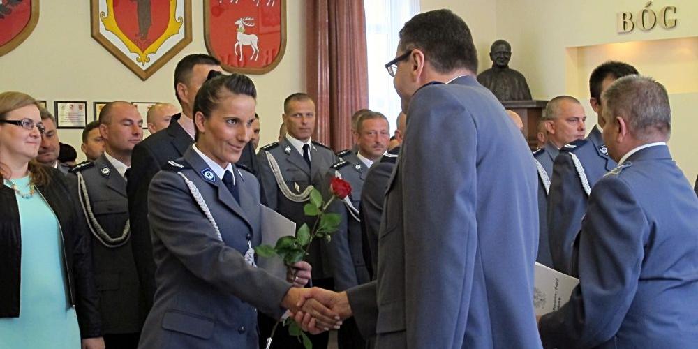 Dla pań nominacje i kwiaty. Na zdjęciu od prawej tyłem - insp. J. Adamski, zastępca komendanta wojewódzkiego policji w Lublinie i mł. insp. A. Panasz, komendant powiatowy policji w Łukowie. Fot. PGL - fot. 