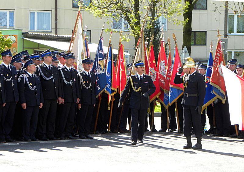 Apel przed KP PSP w Łukowie. Honory sztandarom oddaje zastępca lubelskiego komendanta wojewódzkiego PSP, mł. bryg. Gustaw Włodarczyk oraz prowadzący apel zastępca JRG KP PSP w Łukowie, mł. kpt. Bogdan Dębowski. Fot. PGL - fot. 