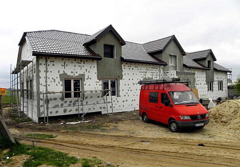 Rozpoczęta w 1990 r. budowa świetlicy wiejskiej we wsi Grudź w gminie Wola Mysłowska dobiega końca. Na zdjęciu front budynku świetlicy. Fot. PGL - fot. 