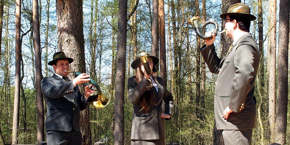 Leśnicy sygnaliści na uroczystości Święta Lasu w leśniczówce Jata koło Łukowa. Koncert sygnałów łowieckich na instrumentach dętych. Fot. PGL - fot. 