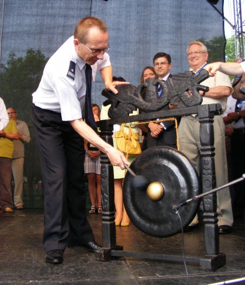 Marek Świszcz, komendant policji w Garwolinie otwiera Przystanek, uderzając w gong. Fot. J.Janusz - fot. 