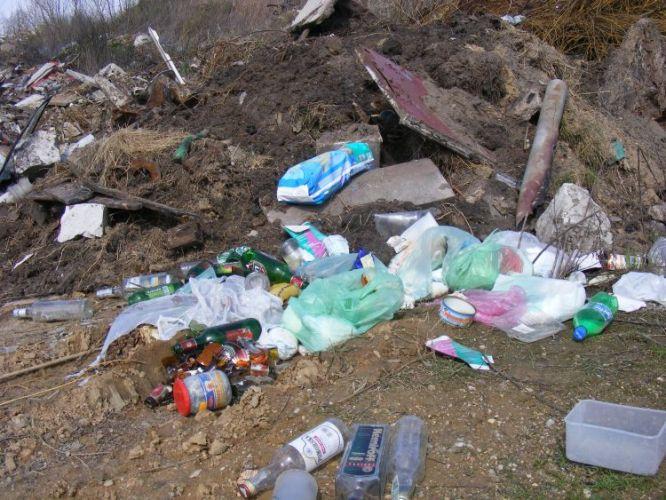 Czy te śmieci posłużyły do „rekultywacji”? Plastikowe butelki, kawałki eternitu, gruz,
szkło – jeszcze niedawno odpady te leżały na żwirowisku. - fot. 