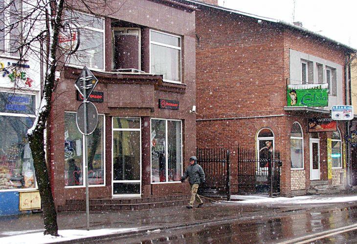 Ulica Międzyrzecka w Łukowie. Restauracja „Szampańska” to środkowy budynek. Jej goście zakłócają spokój sąsiadów i zanieczyszczają okoliczne bramy. Czy niedawno zainstalowana kamera coś zmieni? Fot. PGL - fot. 