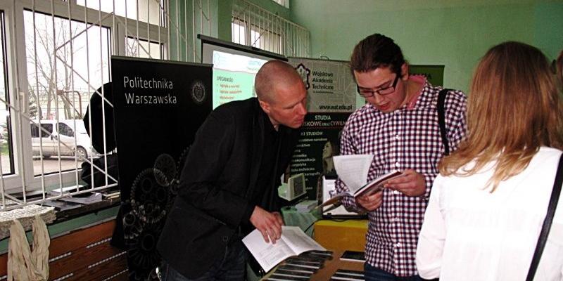 Młodzieży zdającej w przyszłym roku (2014) maturę do gustu przypadły uczelnie i kierunki techniczne. Na zdjęciu stoisko Politechniki Warszawskiej. Fot. JP - fot. 
