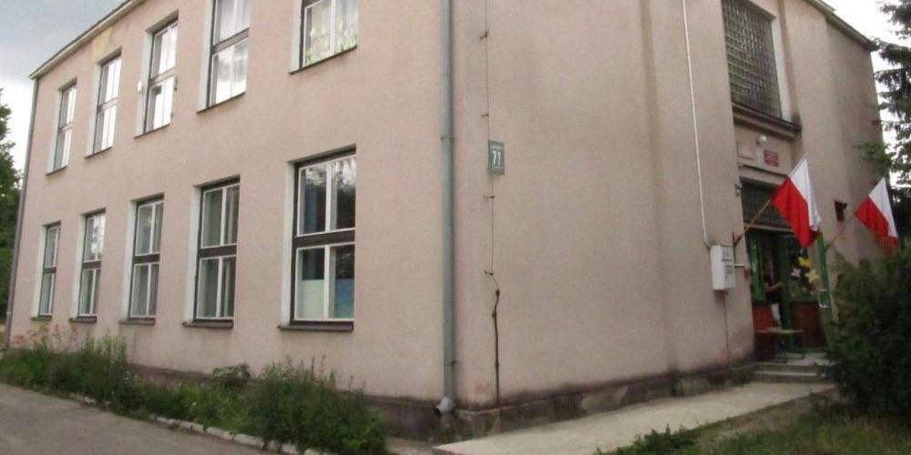 Budynek Niepublicznej Szkoły Podstawowej w Lipinach gmina Mrozy (fot. KPP Mińsk Maz.) - fot. fot. KPP Mińsk Maz.