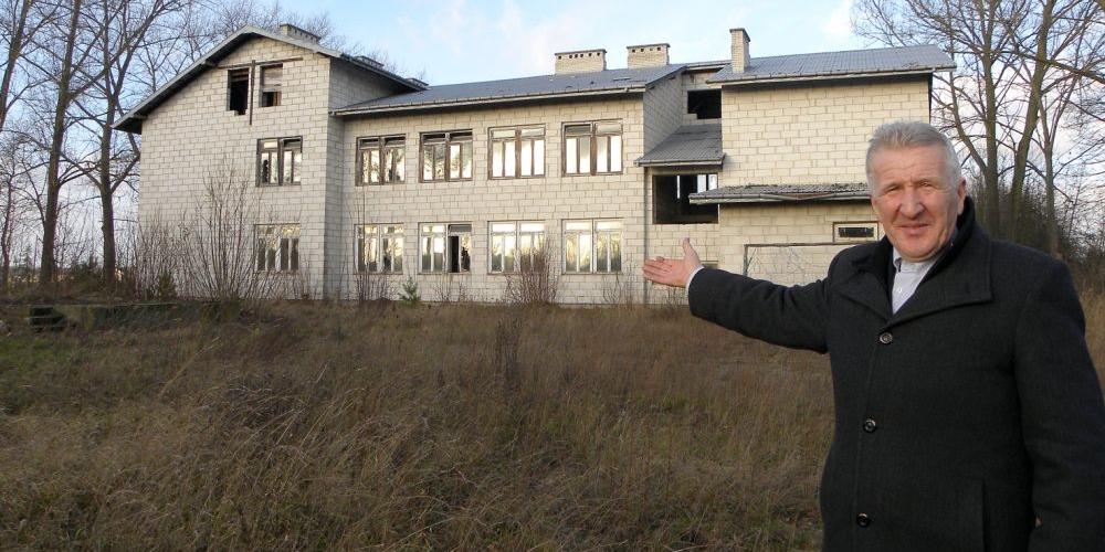 – Ten budynek czeka na kupca – mówi sołtys Marek Matusik. fot. sej - fot. 