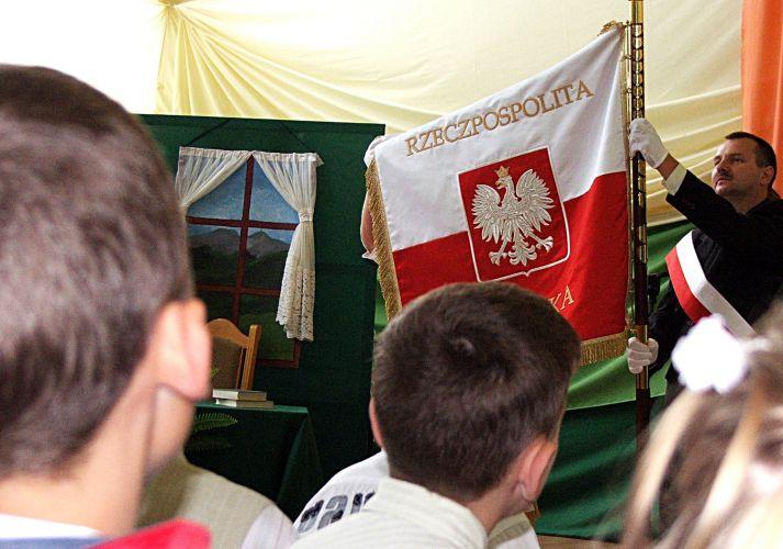 Członkowie Rady Rodziców, którzy ufundowali Szkole sztandar, prezentują go uczniom przed ceremonią przekazania. Fot. PGL - fot. 