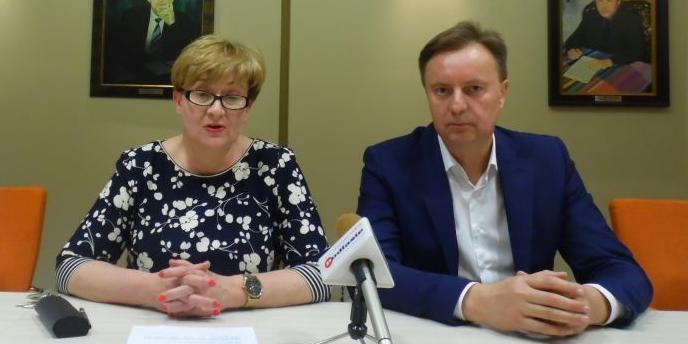 dr n. med. Ewa Czeczelewska - prodziekan Wydziału Nauk o Zdrowiu, dr Bożena Piechowicz - rektor Collegium Mazovia i Marcin Kulicki - prezes Mazowieckiego Szpitala Wojewódzkiego  - fot. 