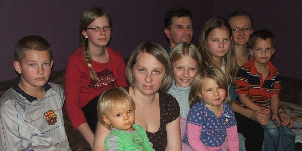 Dziewięcioosobowa rodzina Wiesławy i Piotra Nowińskich z Siedlec przed rokiem została obdarowana jedną ze „Szlachetnych Paczek”. Pan Piotr chce wesprzeć akcję, pomagając w rozwożeniu paczek podczas tegorocznego finału.  - fot. 