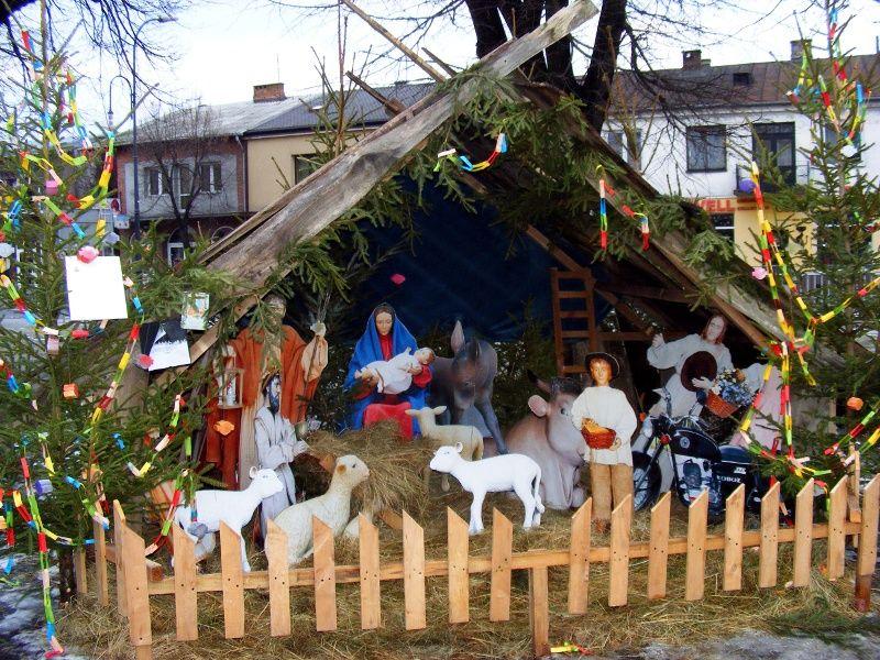 Szopka ustawiona na placu Solidarności i Wolności w Łukowie. Fot. PGL - fot. 