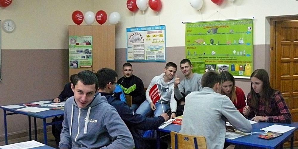 Zostań dawcą szpiku! Młodzieży z ZS nr 1 w Łukowie nie trzeba było długo przekonywać do zarejestrowania się w banku dawców. Fot. Arch. ZS nr 1 w Łukowie - fot. Arch. szkoły
