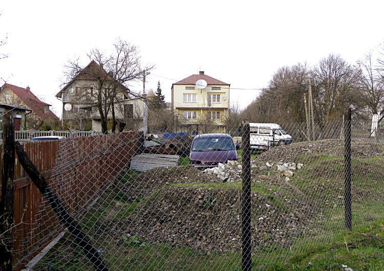 Ul. Łapiguz w Łukowie. Na prowizorycznie ogrodzonym placu pojawiło się kilka starych samochodów i hałdy tłucznia. Czy tu będzie nowy szrot? Fot. PGL - fot. 