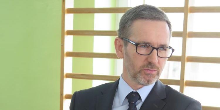 Hydrogeolog Szymon Forst: Planowana kopalnia kredy jest zbyt blisko ujęcia wody,
co może stwarzać zagrożenie (fot. MC)