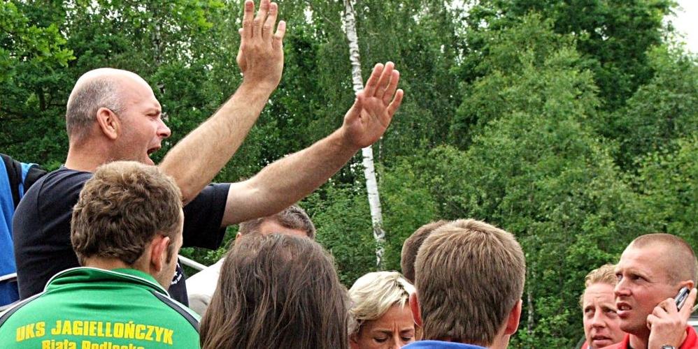 Tomasz Tryboń (pierwszy z lewej) w swym żywiole podczas jednego z turniejów piłkarskich dla dzieci i młodzieży. Po śmierci jego imieniem nazwano jeden z halowych turniejów piłkarskich w Łukowie. Fot. PGL