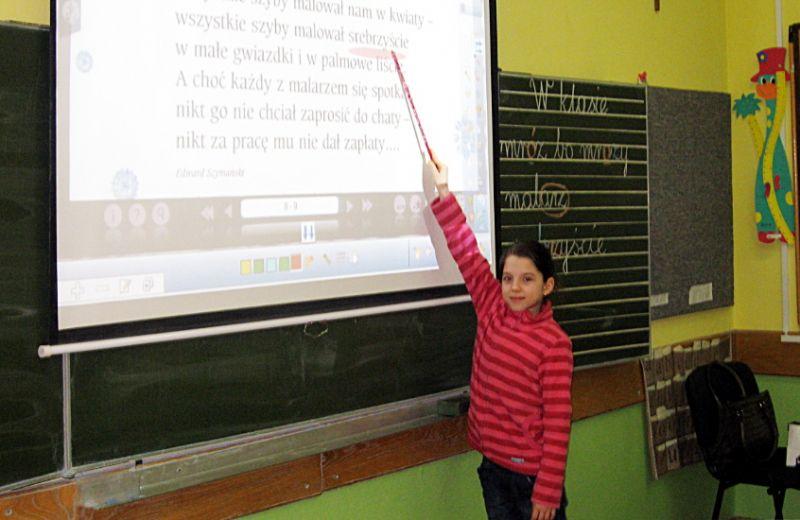 Interaktywność, na jaką pozwala nowe, edukacyjne oprogramowanie, z którego zaczęto korzystać w pracowniach dla klas I Szkoły Podstawowej nr 1 w Łukowie, wyzwala w najmłodszych uczniach spore chęci do nauki. Fot. Arch. SP 1 w Łukowie - fot. 