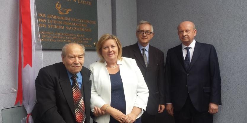 Zenon Podziemski - zastępca dyrektora Studium Nauczycielskiego, dr hab. Tamara Zacharuk - rektor Uniwersytetu Przyrodniczo-Humanistycznego, Eligiusz Paczuski - pomysłodawca i projektant tablicy, Józef Grzymała - absolwent Liceum Pedagogicznego i fundator 