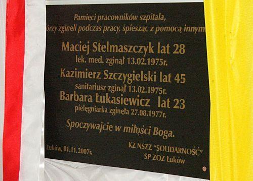 W szpitalnej kaplicy w SP ZOZ w Łukowie skromna tablica 
upamiętnia osoby, które oddały życie niosąc ratunek ludziom. - fot. 