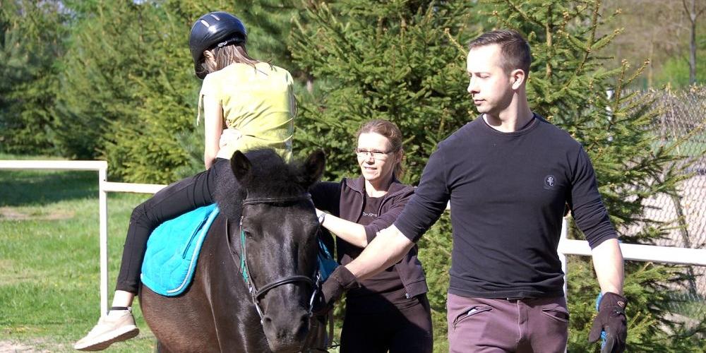 Wiktor Boruta w roli terapeuty wspomagającego, hipoterapeutka Ewa Hęcia 
i mały pacjent na koniku rasy huculskiej. fot. arch. - fot. 