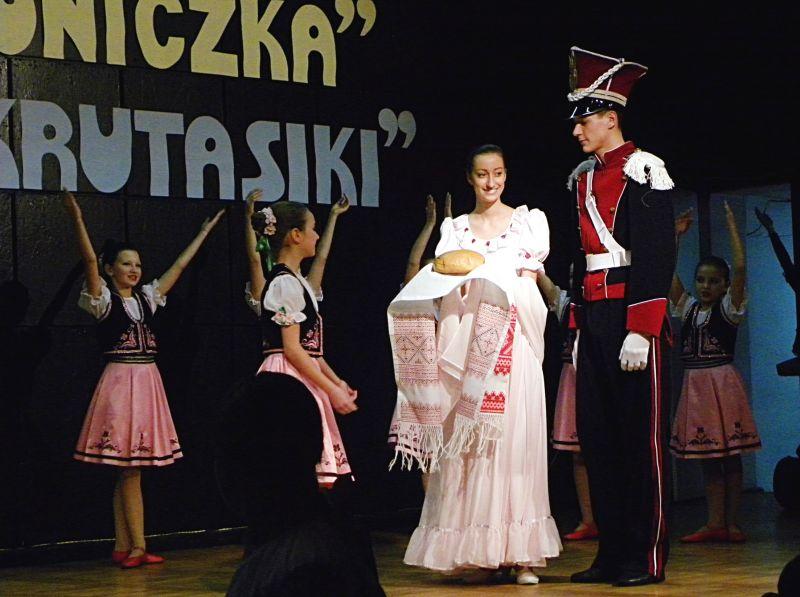 Po przyjacielsku od ukraińskiego Zespołu „Wikrutasiki” dla „Łukowiaków”... Fot. PGL - fot. 