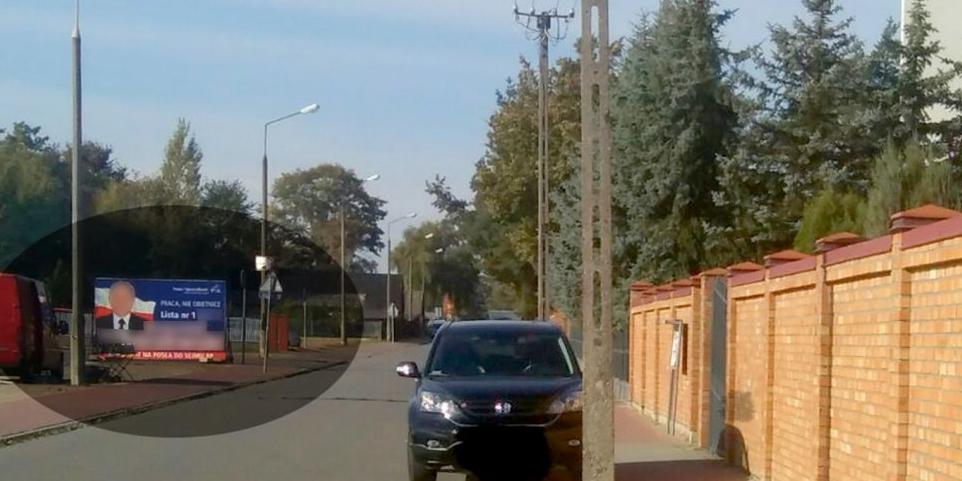 Bilbord kandydata PiS na parkingu przed cmentarzem w Siedlcach. Fot. Oskar - fot. 