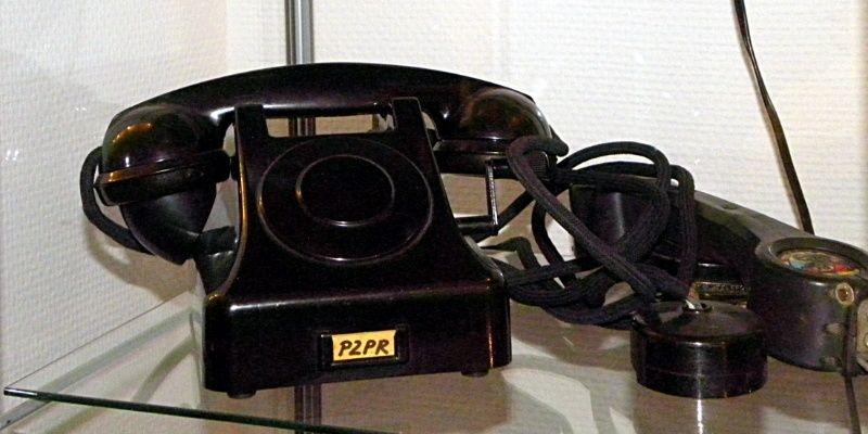 Kiedyś telefonowano gorącą linią, teraz szerokopasmowo... Eksponat z Ministerstwa Skarbu Państwa w Warszawie. Fot. PGL - fot. 