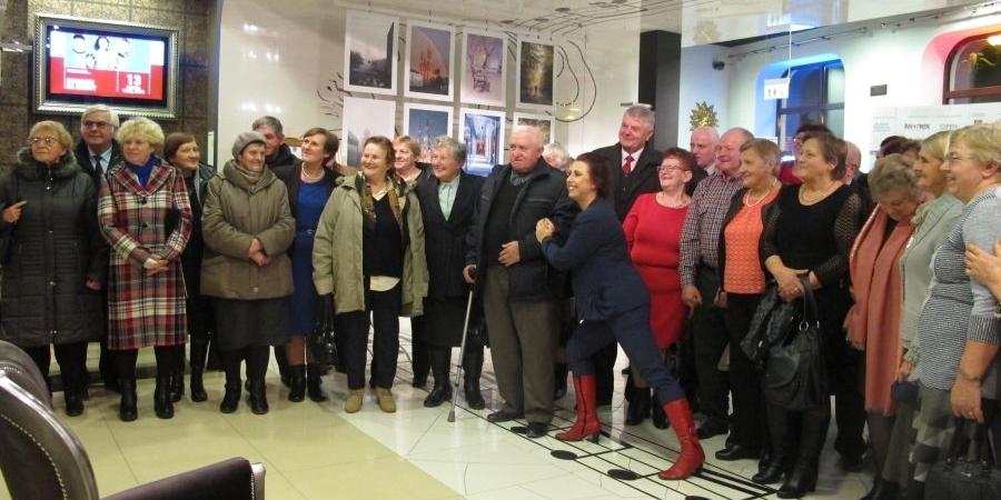Pamiątkowa fotografia widzów z Urszulą Gotowicką, grającą w spektaklu Joannę Dorek, fot. Aneta Abramowicz-Oleszczuk