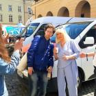 Maria Szabłowska i łowcy autograf&oacute;w&nbsp; fot. Tomasz Markiewicz 
