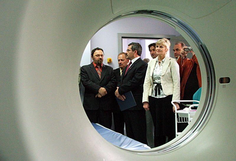 Władze łukowskie podczas uroczystości przekazania tomografu dla SP ZOZ. Fot. PGL - fot. 