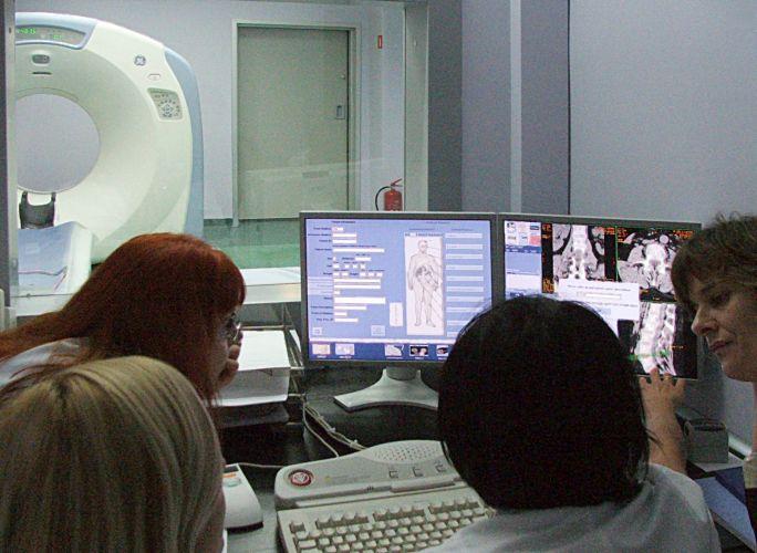 Obsługa techniczna i lekarze podczas szkolenia zorganizowanego przez SP ZOZ. Wraz ze specjalistami z Łukowa pracują specjaliści z Uniwersytetu Medycznego w Lublinie. Fot. PGL - fot. 