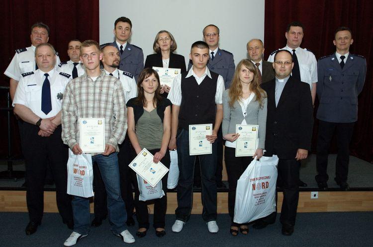 Zdjęcie pamiątkowe laureatów konkursu z policjantami oraz gronem pedagogicznym ZSP nr 1, fot. Tomasz Końko - fot. 