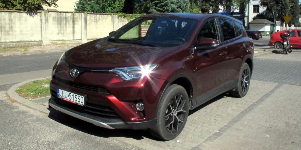 Służbowa toyota. Niby miejska, ale kto nią jeździł za publiczne pieniądze? Fot. PGL