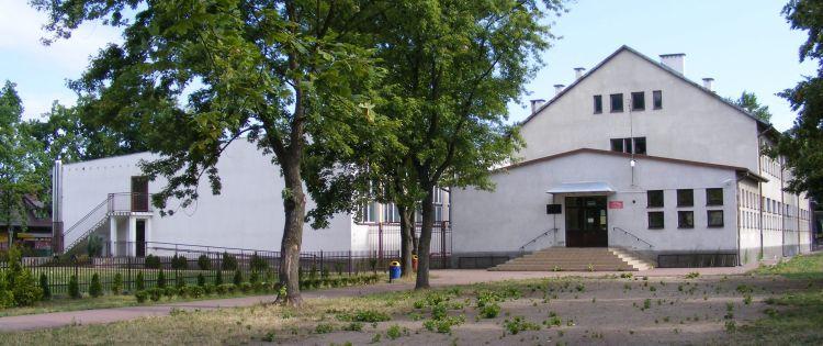 Ten budynek szkoły w Trąbkach należy do spółki „Przemysł Szklany w Polsce”. 
Najpierw budowano go za państwowe, później za gminne pieniądze. 
 - fot. 