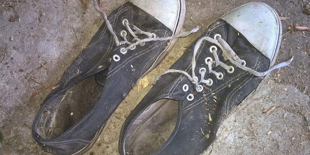 Zabezpieczone trampki, które podejrzany porzucił na miejscu przestępstwa. (fot. KPP Mińsk Mazowiecki) - fot. KPP Mińska Mazowiecki