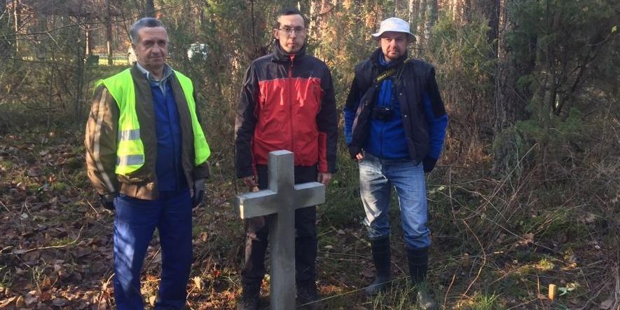 Krzyż stanął w miejscu, w którym naukowcy znaleźli ludzkie szczątki