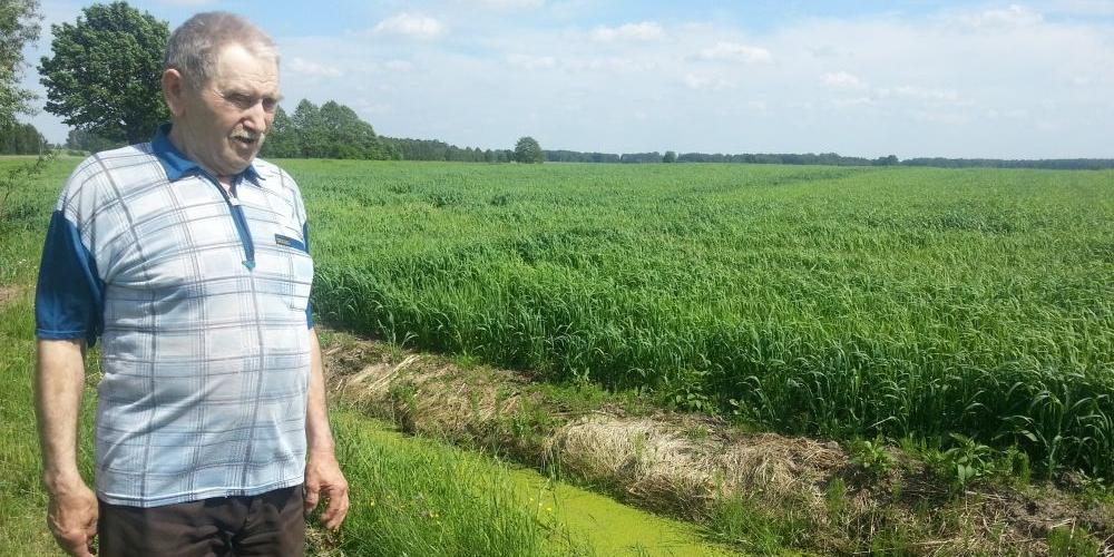  Woda w tym rowie stoi cały rok – mówi Jerzy Kołodziejek. - fot. 