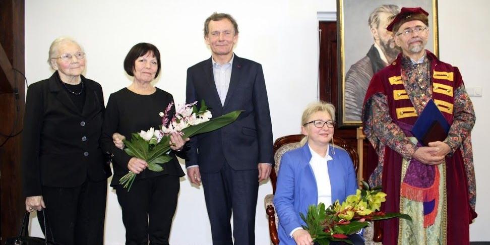 Pamiątkowa fotografia laureatów Nagrody oraz Matka i Żona śp. Zbigniewa Biadunia, fot. Witold Bobryk - fot. fot. Witold Bobryk