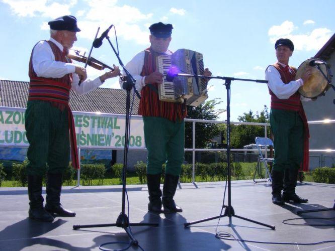 Muzycy zagrali wspólnie „Polkę wiśniewską”, a publiczność ruszyła do tańca. - fot. 