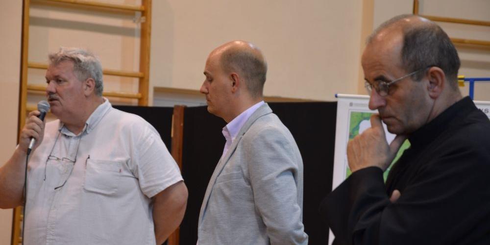 Od lewej: dyrektor ZS w Rudzie Talubskiej Aleksander Byks, wójt gminy Garwolin Marcin Kołodziejczyk, proboszcz parafii w Górkach Czesław Knebel. - fot. 