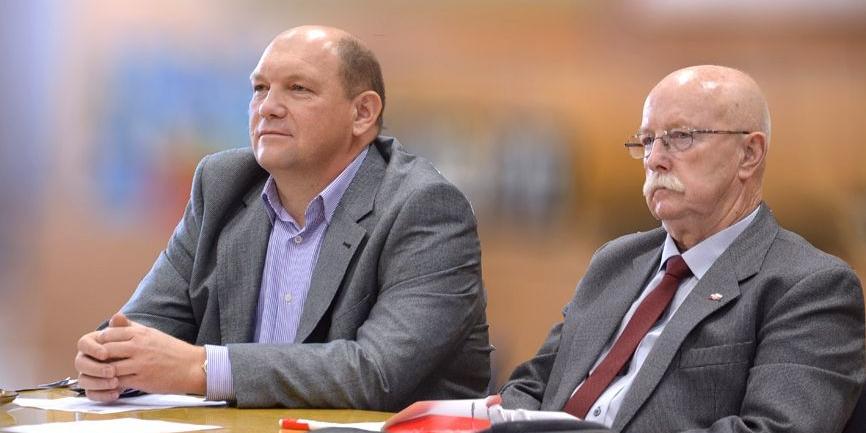 Od lewej radni Krzysztof Mazurek i Leszek Mączka. Obaj byli przeciwni uchwale o zaciągnięciu pożyczki na budowę zbiornika retencyjnego. fot. ŁK - fot. 