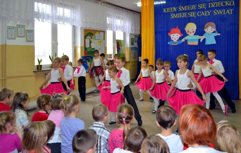 Podczas wizyty gości z Turcji w Zespole Szkół w Zagoździu. Na zdjęciu występy szkolnego zespołu tanecznego „Tańczące Nutki”. Fot. Arch. ZS w Zagoździu - fot. 